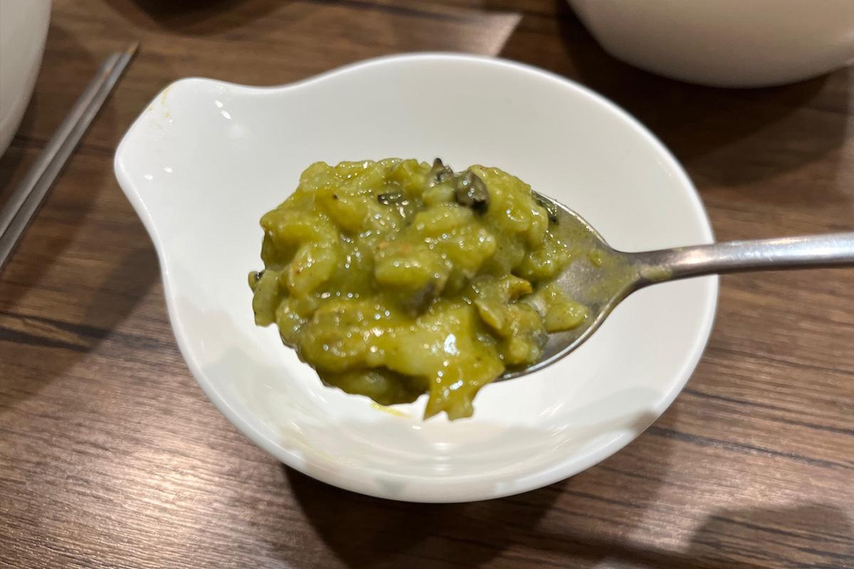 以叉燒小菜提升松竹餐廳粥品的風味，提供多層次口感。