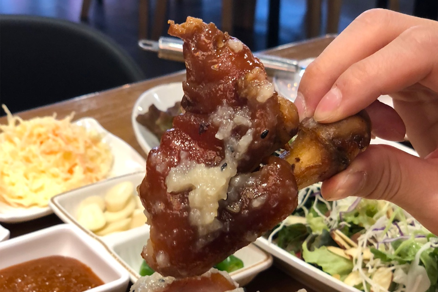 韓國特製豬腳頂端撒上剁蒜，帶出一股香氣撲鼻的經典滋味。