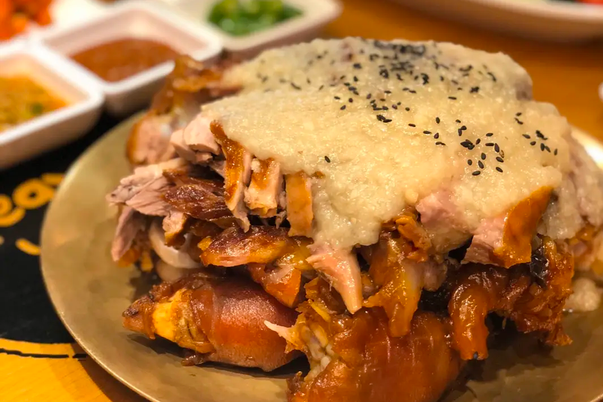 明洞地鐵出口位置的導覽圖，中英文標示方便遊客找到豬腳小姐的路線。