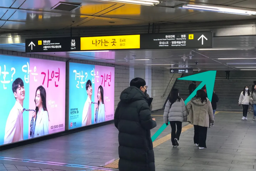 從地鐵出口上到地面的樓梯，周遭有多樣流行服飾店鋪排列。