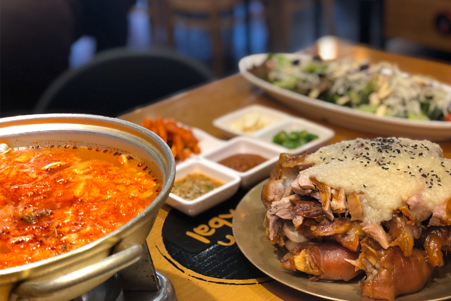 豬腳搭配豆瓣醬和泡菜湯，提供豐富口感，顯示出韓式料理的副餐多樣性。