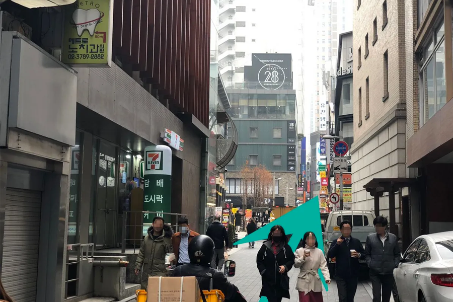 豬腳小姐餐廳的外觀，展示著高人氣與美食吸引力，適合遊覽考察。