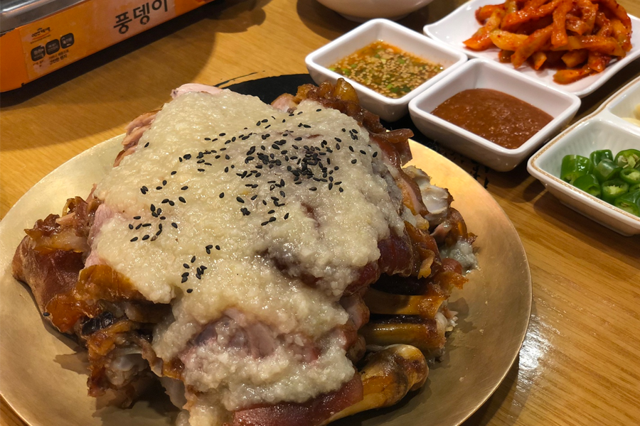 傳統韓式豬腳佐以白芝麻和韓國特色醬料，讓豬腳的美味更加升級。