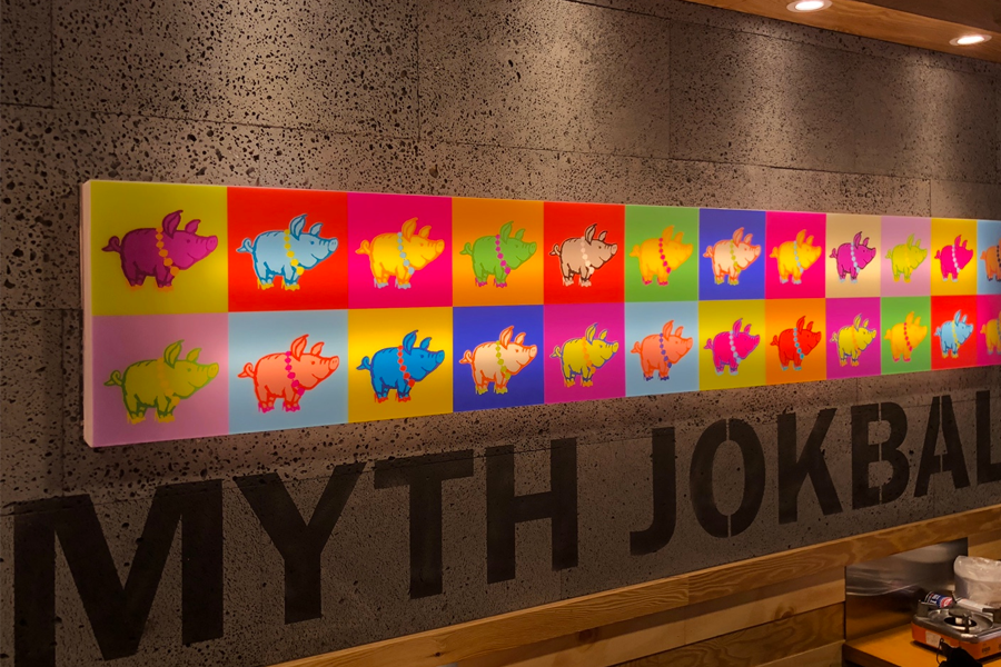 豬腳小姐餐廳內部牆壁上的彩色豬圖案裝飾，營造出愉悅的用餐環境。
