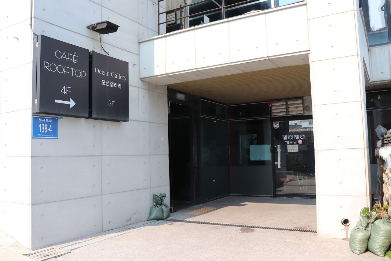 カフェルーフトップの外観入り口