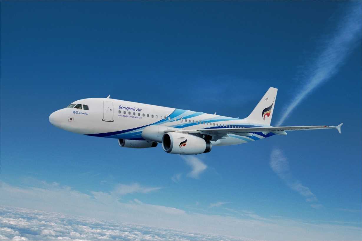 เครื่องบินของ Bangkok Airways ในท้องฟ้าครามเข้ม พร้อมโลโก้สีฟ้าบนหางเครื่องบิน 