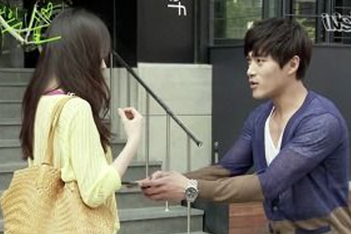 韓國擁抱日，情侶在寒冷的冬天相擁取暖，以愛彼此靠近。