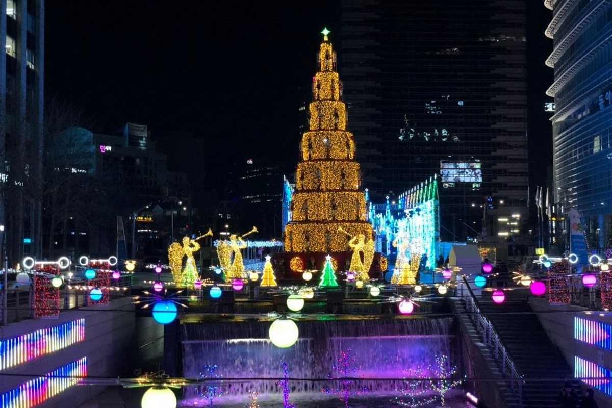 韓國聖誕節街頭燈飾，體現歡慶氛圍，增添浪漫的城市景觀。