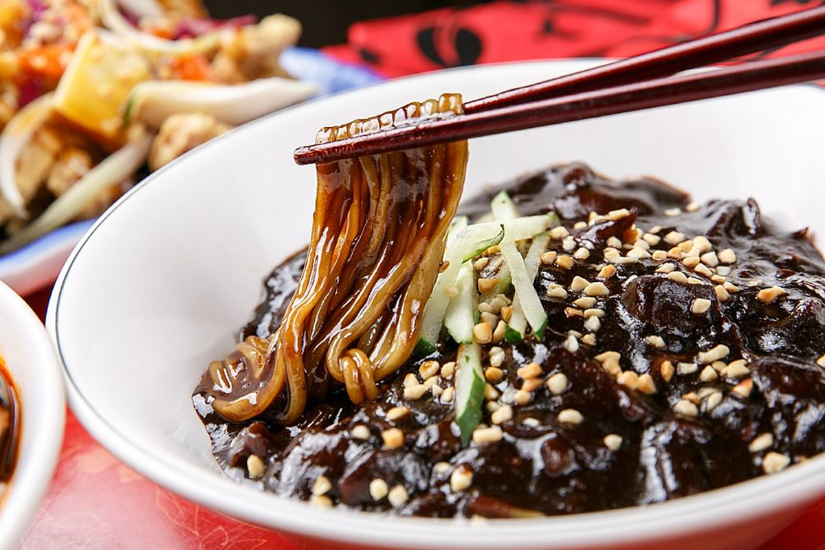 韓國單身人士在黑色情人節吃炸醬麵