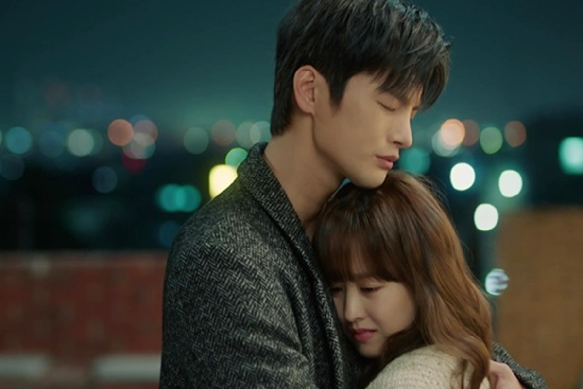 韓國情侶在擁抱節享受浪漫時刻