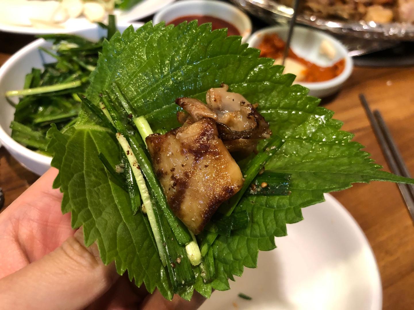 Jungbu家的烤腸用芝麻葉包裹，突出韓式料理中植物香氣和肉質細膩的極致飯糰搭配。