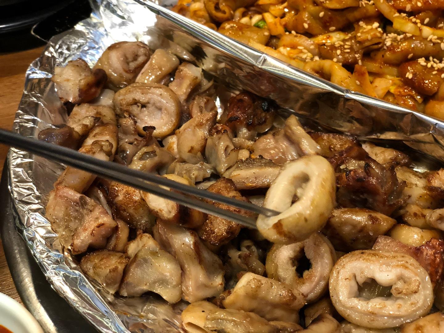 香辣韓式冬粉和豐盛的烤腸攪拌在一起，讓人垂涎欲滴，是Jungbu家烤腸店的招牌美味之一。