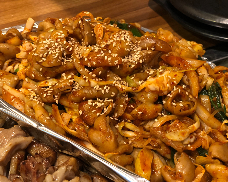 細緻的特寫鏡頭下，豐富的蔬菜小腸撒上白芝麻，色澤鮮豔，誘人食慾。