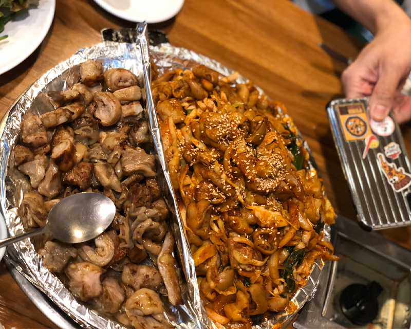 使用iPhone和普通湯匙作為比例尺，展示了韓式烤腸超大的分量，非常適合多人分享。