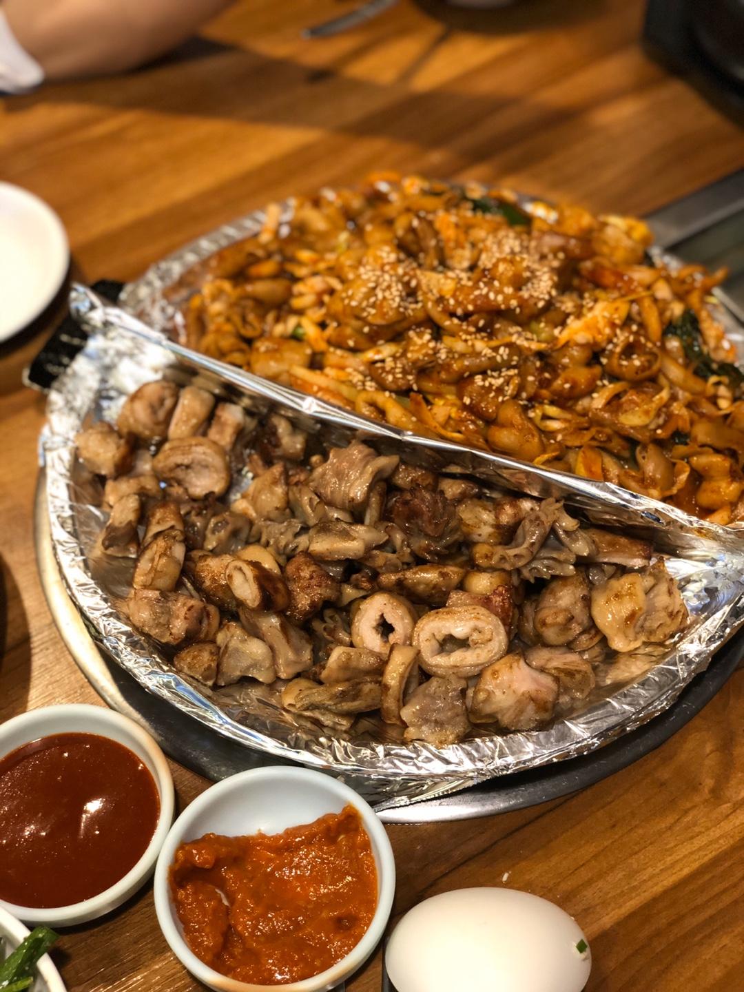 於Jungbu家烤腸店中點選烤蔬菜小腸與原味烤腸，份量驚人，濃鬱的香味和豐富的口感讓人食慾大開。