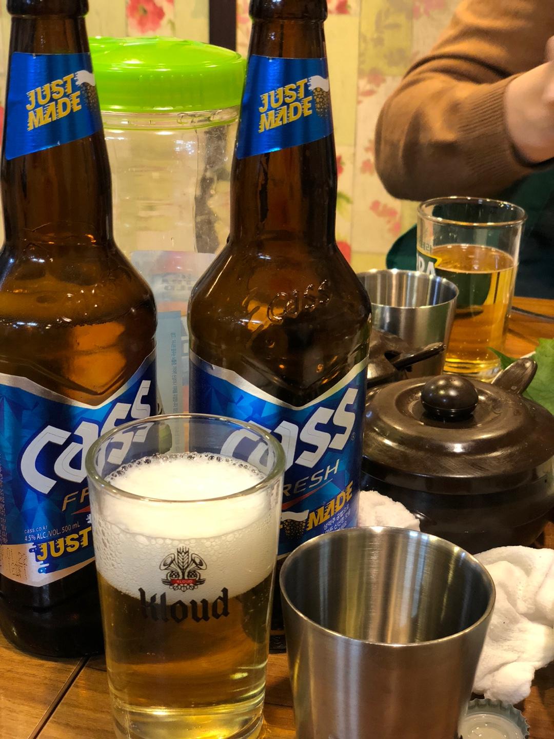 韓國韓式啤酒Cass與烤腸的完美搭配，為Jungbu家烤腸美食的體驗增加了一層歡樂和享受。