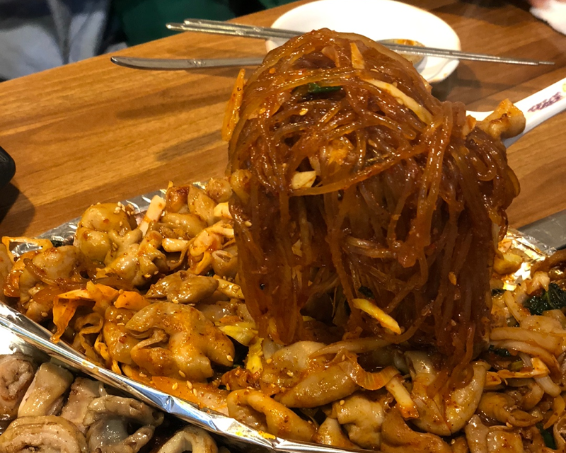 一大碗辣味冬粉搭配蔬菜小腸和不同種類的烤腸，完美的組合讓美食更加多元化。