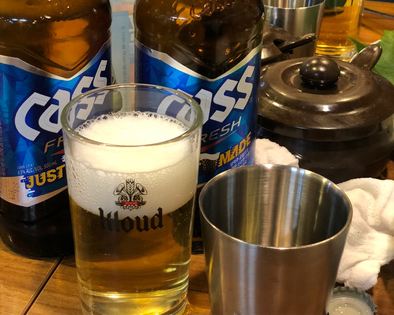 桌上擺滿了韓國啤酒和温暖的湯，用啤酒來搭配美味的烤腸，無與倫比的飲食體驗。