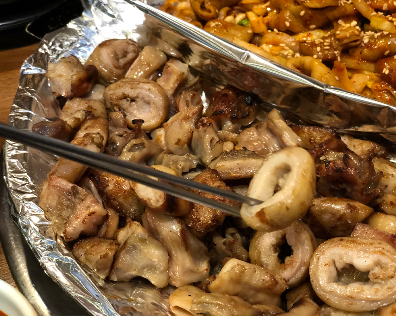 無調料烤腸在鋁箔盤內散發濃厚的香味，令人垂涎欲滴，每一塊都烤得均勻恰到好處。