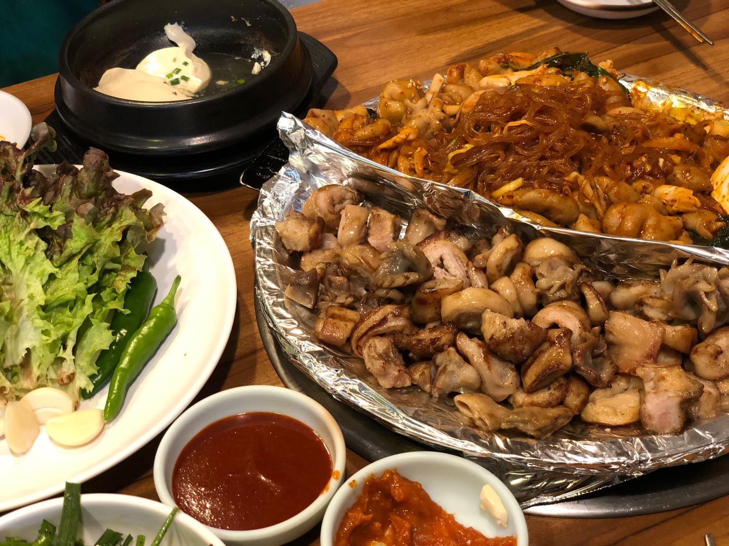 各式泡菜與烤腸組合在韓國Jungbu家烤腸店完整呈現，提供豐富多樣且美味的用餐選擇。