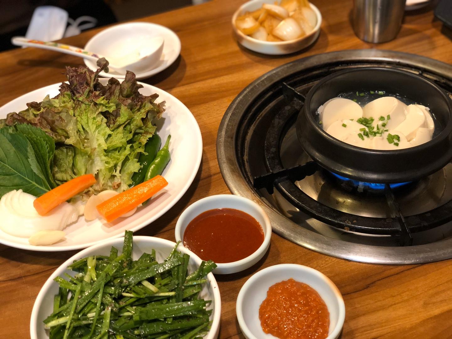 在Jungbu家烤腸上桌的韓式白豆腐鍋，簡單的豆腐搭配新鮮蔬菜，是解除了油膩味的健康選擇。