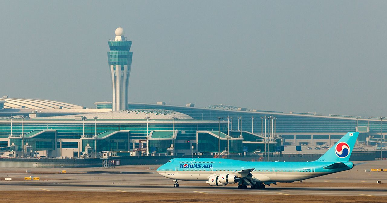 韓國仁川機場停機坪上停泊的韓航客機，背景是塔台。