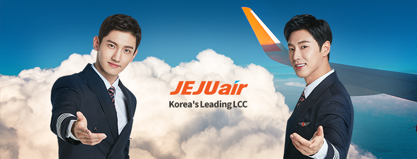 ภาพพนักงานของสายการบินเชจูแอร์ยืนอยู่บนก้อนเมฆด้านหน้าปีกเครื่องบิน พร้อมโลโก้ของเชจูแอร์และข้อความ 'Korea's Leading LCC'