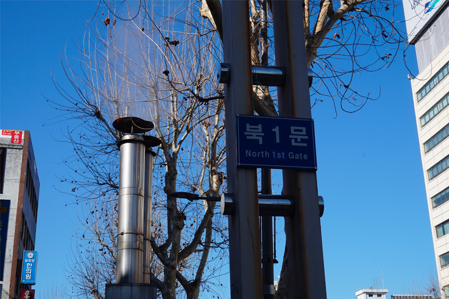 在鐘路5街站11號出口，進入廣藏市場的入口