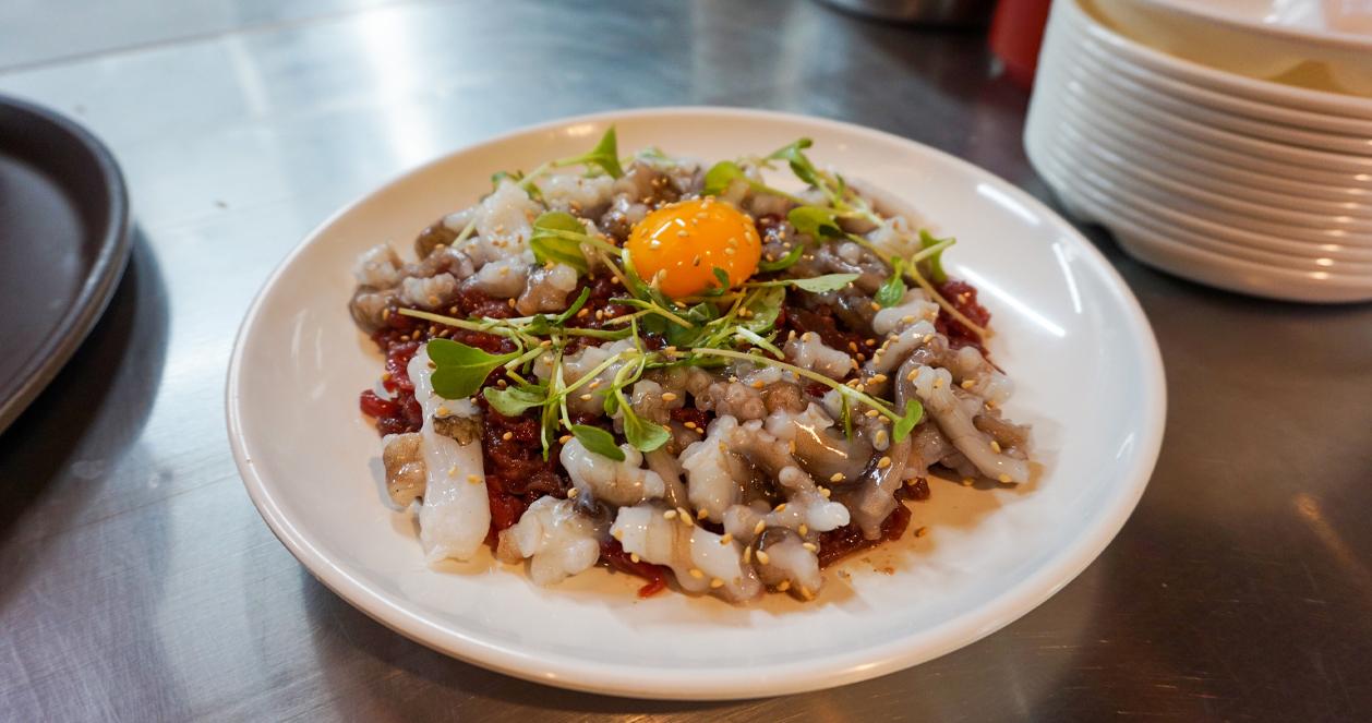 Sungwoo Yukhoe: Nhà hàng gỏi thịt bò & gỏi bạch tuộc siêu ngon ở chợ Gwangjang