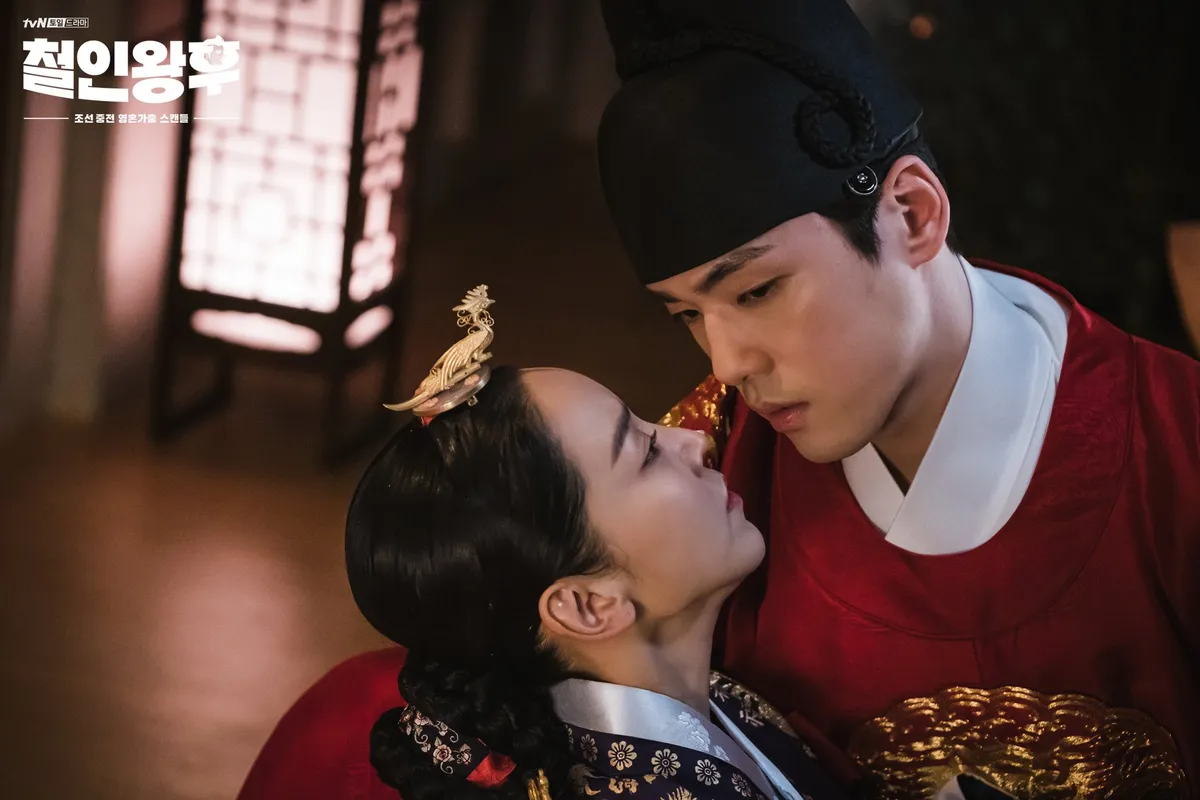 韓国時代劇『哲仁王后』で王と王妃が正装しているシーン