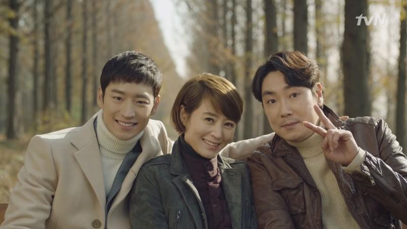 韓国ドラマ『シグナル』で椅子に座る3人の登場人物のシーン