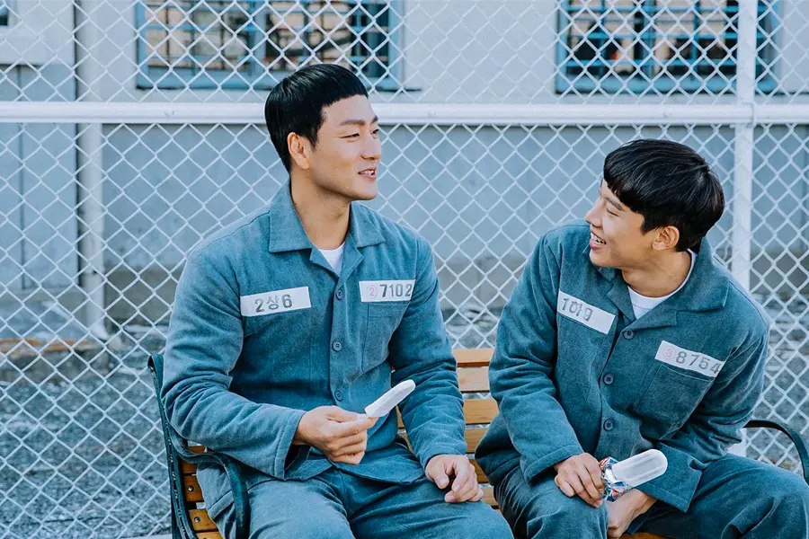 韩剧《机智牢房生活》剧照，这部2017至2018年tvN电视剧的最高收视率为11.195%。
