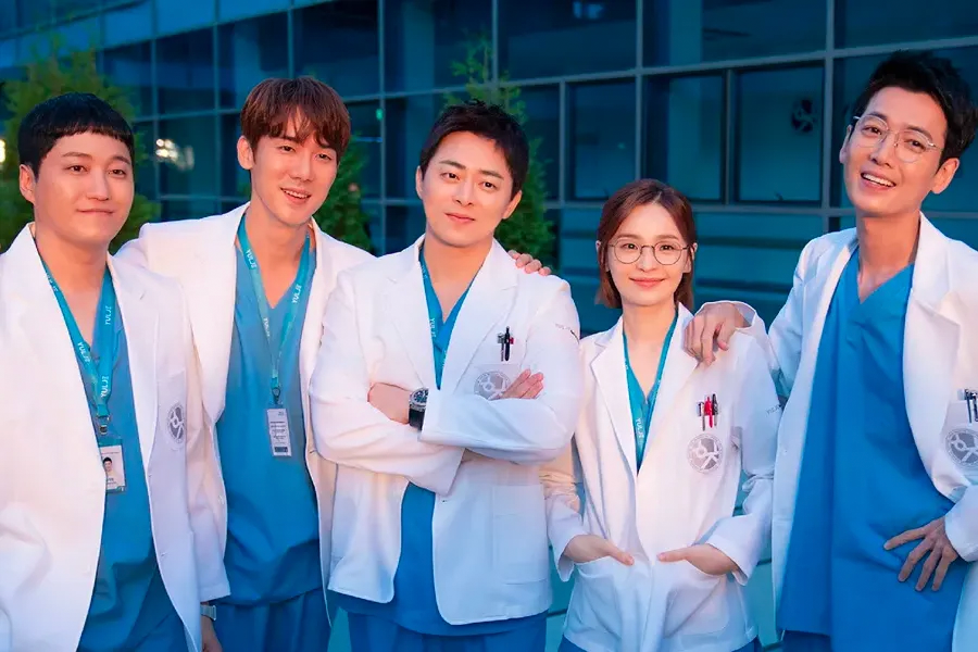 韩剧《机智医生生活2》剧照，这部2021年tvN电视剧创下最高收视率14.08%。