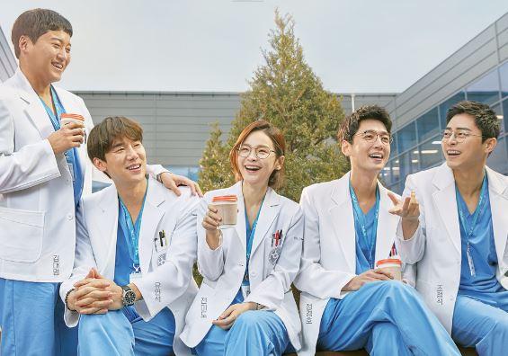 韓国ドラマ『賢い医師生活1 』で医師の服を着た5人のキャラクターが外で座っているシーン