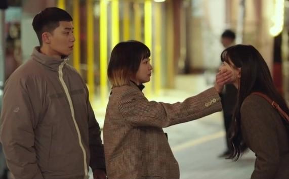 韓国ドラマ『梨泰院クラス』で三人のキャラクターが道で口論しているシーン