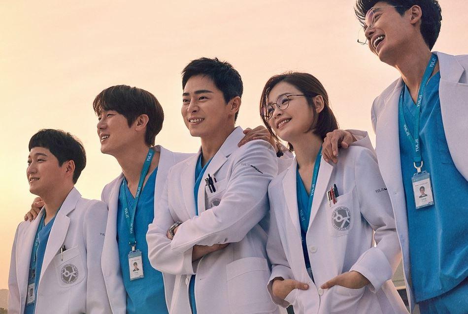 韓国ドラマ『賢い医師生活2 』で医者の制服を着た5人の医師の集合写真シーン