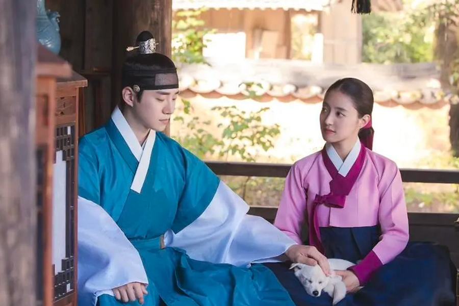 韩剧《山茶花开时》剧照，这部2019年KBS电视剧的收视率达到23.8%。