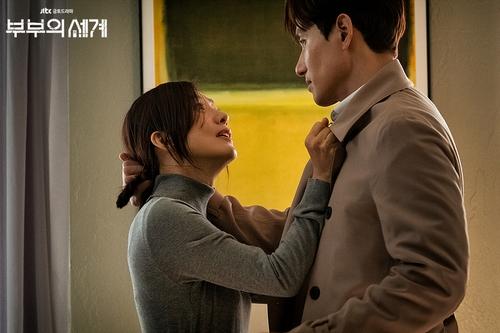 韓国ドラマ『夫婦の世界』でカップルが近づいているシーン