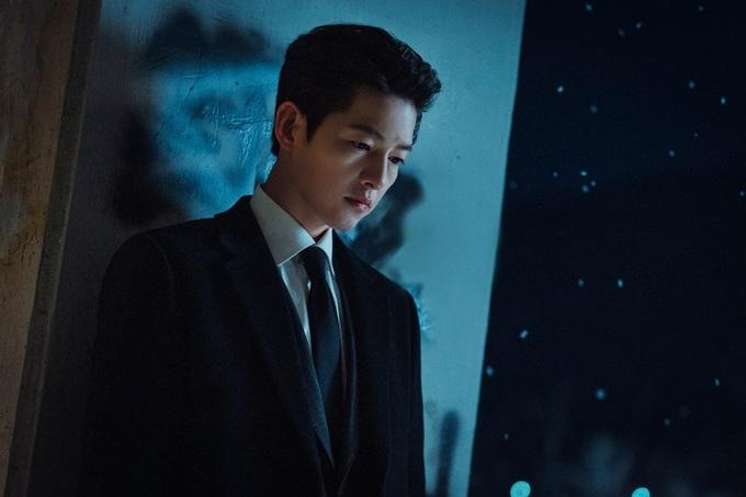 韓国ドラマ『ヴィンチェンツォ』で暗い中に男性が佇んでいるシーン