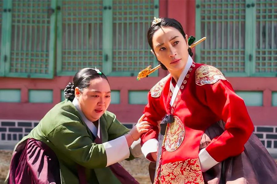 韩剧《王后伞下》剧照，这部2022年tvN电视剧的最高收视率达到了16.852%。