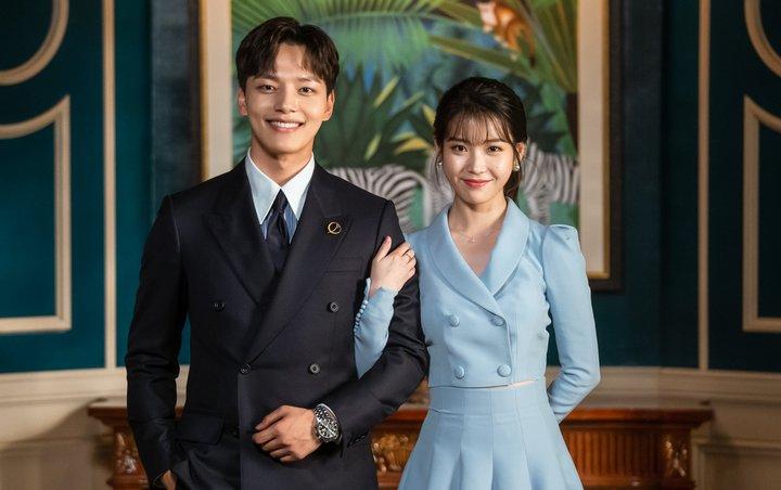 韓国ドラマ『ホテルデルーナ』で廊下を歩くカップルのシーン