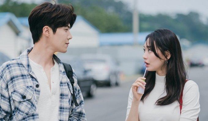 海街チャチャチャでのカップルが話しているシーン、背景に車が映る