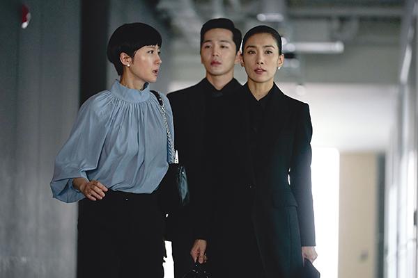 ドラマ『スカイキャッスル』のシーン、登場人物たちが談笑している場面