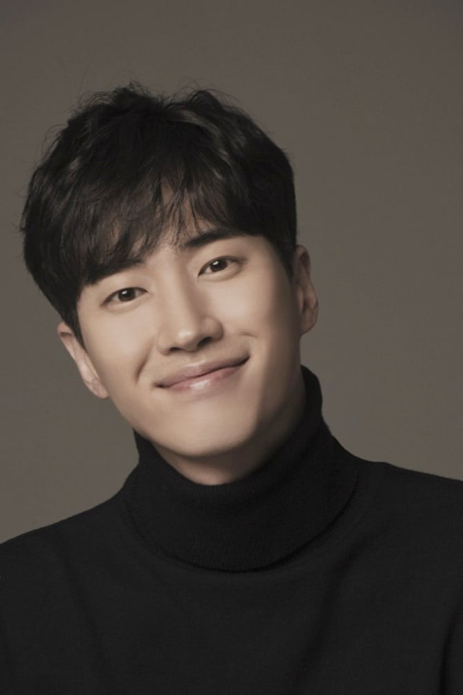 韓劇《羅曼史是別冊附錄》演員崔勝允，穿著粉紅色毛衣手持劇本