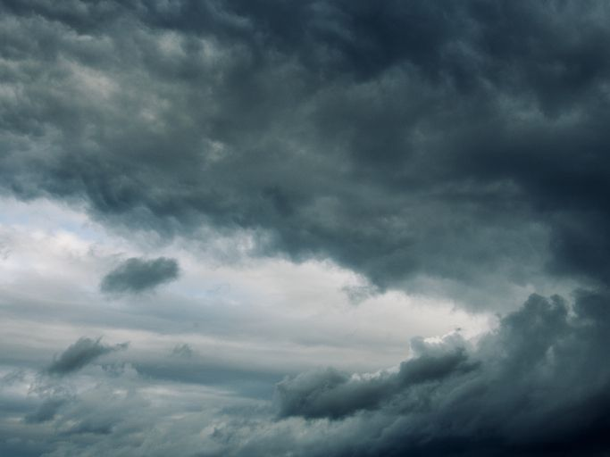 烏雲密佈的天空，預示著即將到來的惡劣天氣或颱風。