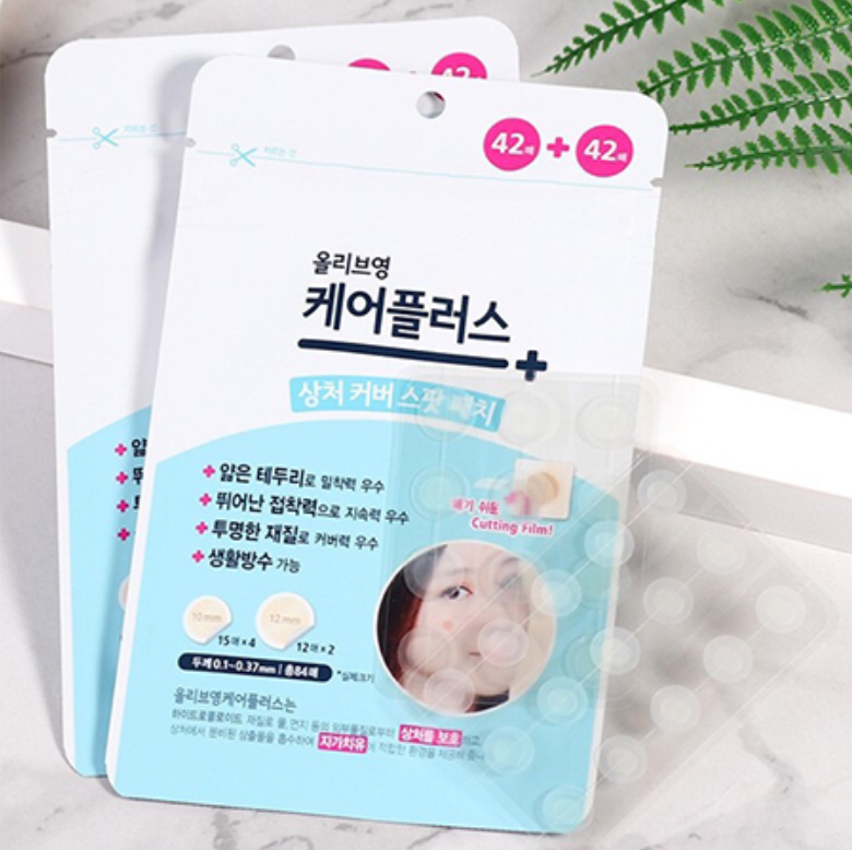 Olive Young Care Plus Hydrocolloid Patch มีความบางติดแน่นทนนานและเหมาะสำหรับการแต่งหน้า