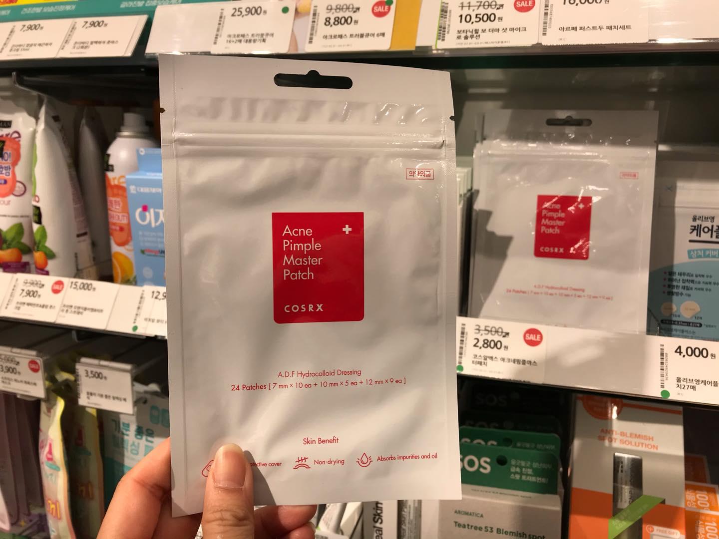 COSRX Acne Pimple Master Patch มีสามขนาดในหนึ่งซอง สำหรับเลือกใช้งานตามขนาดของสิว