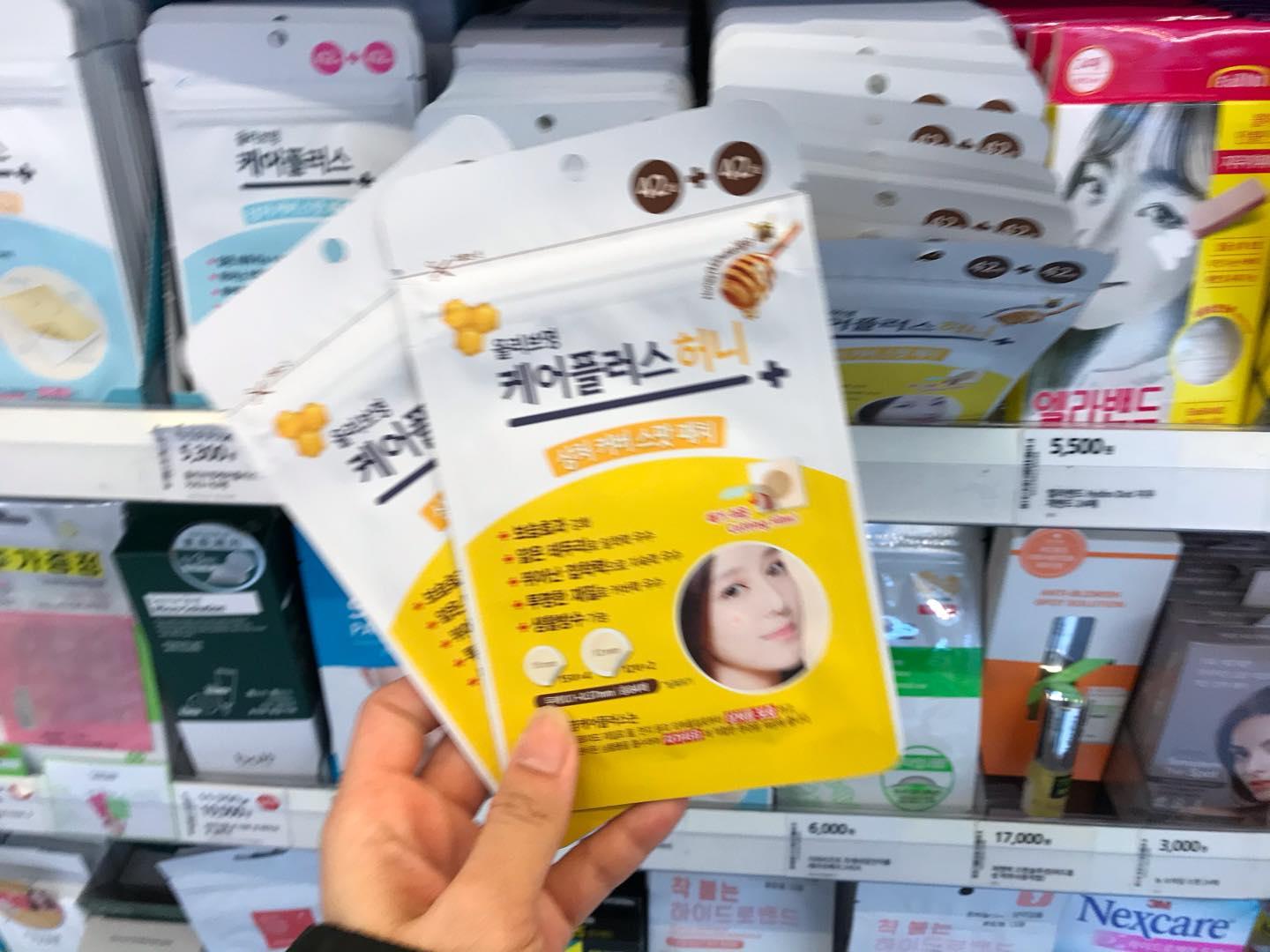 Olive Young Care Plus Scar Cover Spot Patch มีส่วนผสมน้ำผึ้งและไฮโดรคอลลอยด์ช่วยปกป้องและรักษาผิว