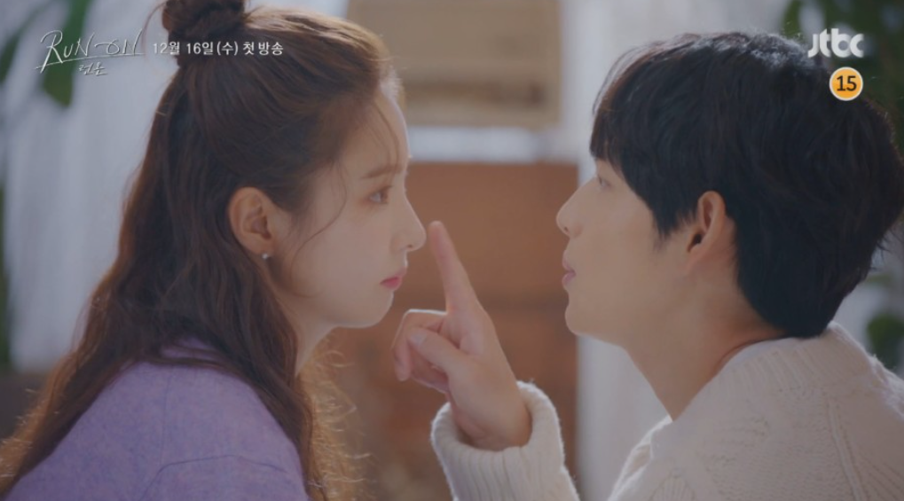 韓国ドラマ『Run On』の一場面。キャラクターたちが静かな部屋で向かい合い、自然体のロマンスを繰り広げている。親しみやすい雰囲気が広がっている。