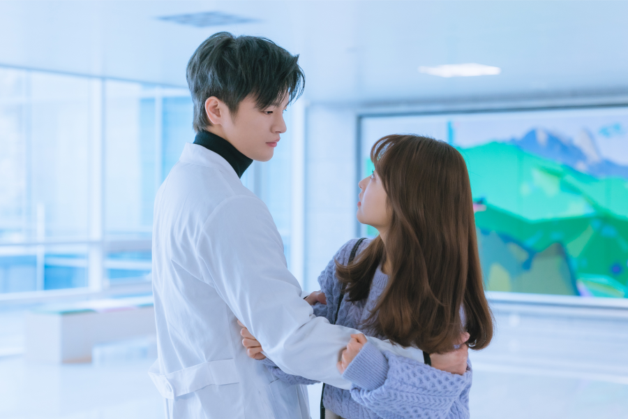 《某一天滅亡來到我家門前》角色在夢幻場景中展現彼此情感的粉色世界。